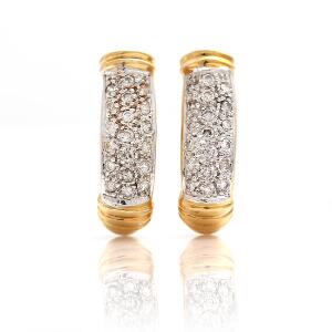 Et par diamantørestikker af 18 kt. guld- og hvidguld hver prydet med talrige brilliantslebne diamanter. 2