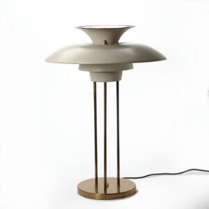 Poul Henningsen PH-5. Bordlampe med skærme af hvidt metal, trebenet stel, fod og topplade af messing. Formgivet 1962.