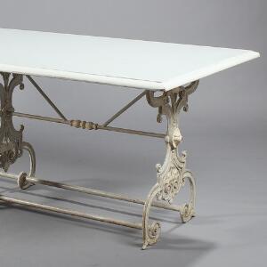 Langbord med stel af hvidmalet støbejern, plade af hvidmalet møbelplade. 20. årh.s begyndelse. H. 72. L. 206. B. 98.