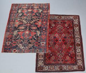 To persiske tæpper. Joshaghan, rød bund. 205 x 132. samt Malayir tæppe. 200 x 132. Begge 1940-1960.2