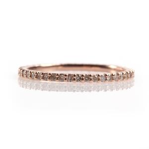 Diamant alliancering af 14 kt. pink guld prydet med talrige brillantslebne diamanter. Str. 54.