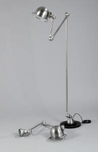 Jean-Louis Domecq Loft. Fransk industri standerlampe og væglampe af metal. Udført hos Jieldé, Lyon. 1950erne. H. 144230 og L. 110. 2