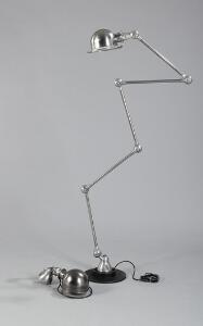 Jean-Louis Domecq Loft. Fransk industri standerlampe og væglampet af metal. Udført hos Jieldé, Lyon. 1950erne. H. 70-240. L. 40. 2