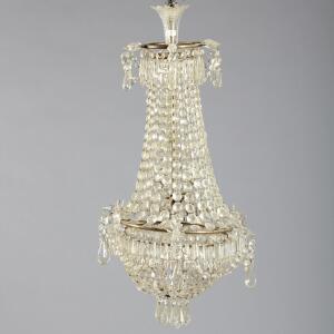 Sækkeformet prismelysekrone med stel messing, indvendig med fem fatninger. Ca. 1930. H. 100. Diam. 50.