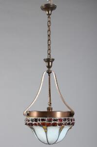 Jugend ampel med kuppel af blyindfattet glas, stel af kobber og metal. Tiffany stil. 20. årh. H. 60. Diam. 34.