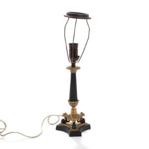 Charles X bordlampe af delvis mørkpatineret bronze, kanneleret stamme på trepas fod med løvefødder. 19. årh. H. inkl. montering 50.