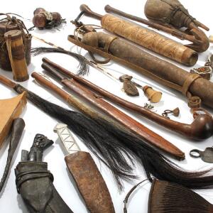 En samling afrikanske dolke i tilhørende skeder, redskaber, pillekogger, instrumenter, beholdere m.m. 20. årh. L. 26-54. 30