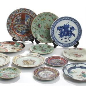Par samt to ostindiske tallerkener af porcelæn. 18. årh. Samt otte kinesiske tallerkener og fade af porcelæn. 19.-20. årh. Diam. 15-27. 12