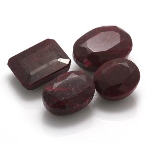 Fire uindfattede facetslebne rubiner på henholdsvis ca. 600.00, 431.35, 300.95 og 392.55 ct. I alt ca. 1724.85 ct. Certifikater medfølger. 2013. 4