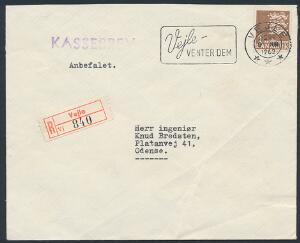 1946. Rigsvåben. 1 kr. brun. SINGLE frankering på anbefalet kasse-brev til Odense, stemplet i VEJLE 9 JUN 1962. Sjælden.