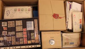 Flyttekasse. Stor flyttekasse med alverdens frimærker, samlinger bl.a. Persien, 1 kilo Postforseglet og meget andet.