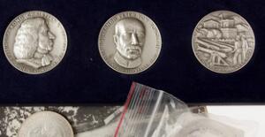 Samling af Panimex medailler i Ag 15 stk., diverse kongelige mindemedailler 6, diverse erindringsmønter, møntsæt og Dansk Vestiniden medailler m.m.