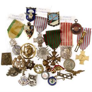 Samling af ordner og bærbare medailler fra England og Frankrig fra 1. og 2 Verdenskrig, bl.a. Croix du Combattant, Grand Guerre 1914-1918, Valeur et Discipline