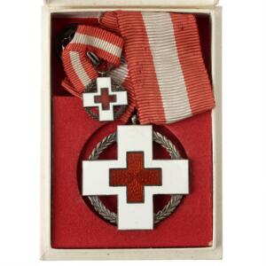 Dansk Røde Kors Mindetegn for Krigshjælpearbejde 1939-1945, Ag med emalje, med bånd i original æske, LS 8-009, endvidere tilsvarende i miniature