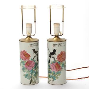 Et par kinesiske lamper af porcelæn, cylinderformede, dekorerede i farver med pæoner og fugle samt tekst. 19. årh. eller senere. H. 49 cm inkl. montering. 2