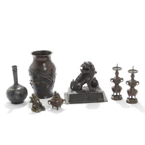 Fo-hund, større og mindre vase, røgelseskar, samurai og et par lysestager af patineret bronze. En vase stemplet. 19.-20. årh. H. 7,5-21. 7