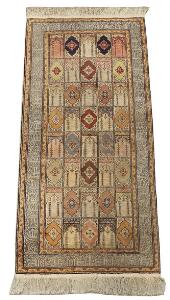 Kayseri tæppe, silke på uld, prydet med ornamentik i felter på lys bund. Tyrkiet. 20. årh. 186 x 88.