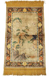 Orientalsk helsilke tæppe, prydet bjerge, flod og skibe på gylden bund. Ca. 1960. 137 x 85.