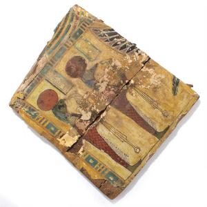 Egyptisk fragtment fra et låg til mumiekiste. Ptolemæisk periode 323 f.Kr. - 30 f.Kr. H. 27. B. 22,5.