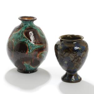 Herman A. Kähler To vaser af hornmalet lertøj dekoreret med blomstermotiv og organisk mønster. H. 17,5 og 23. 2