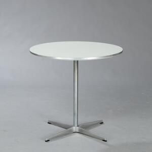 Arne Jacobsen Cirkulært cafébord med firpasfod af satinbørstet stål, top af hvidlakeret laminat. Model A622. Udført hos Fritz Hansen, 1991.