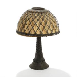 Bordlampe med flettet stamme og skærm af patineret bronze, underskærm af stof. Østrig. Ca. 1900. H. inkl. montering 50.
