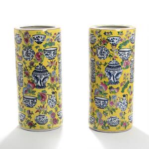 Et par vaser af porcelæn, dekoreret i farver med blomster og blåmalede vaser. Bund med stempel. 20. årh. H. 46. 2