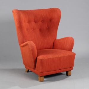 Flemming Lassen, stil Højrygget lænestol med ben af bøgetræ, overpolstret med dybthæftet rød uld.