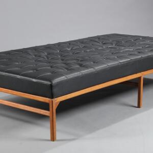 Dansk møbeldesign Daybed med stel af massivt teaktræ, hynde af dybthæftet sort skind. H. 38. L. 200. B. 100.