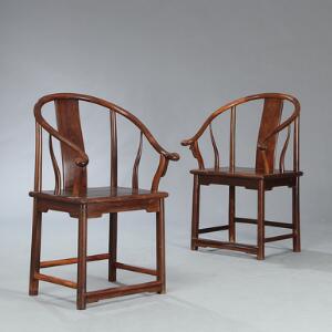 Et par kinesiske armstole af blackwood, såkaldte Horseshoe Back Chairs. 19. årh. 2