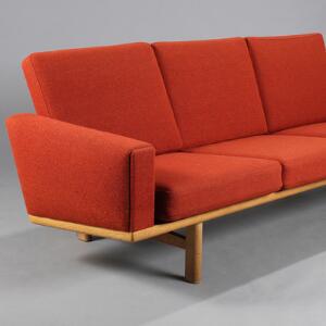 Hans J. Wegner GE 236. Tre-personers sofa af egetræ, betrukket med rustrødt uld. Udført hos Getama. L. 210.