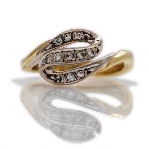 Diamantring af 18 kt. guld og hvidguld prydet med brilliantslebne diamanter. Str. 47,5.