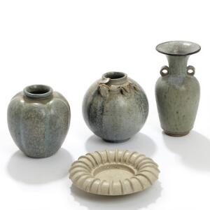 Arne Bang Tre vaser og skål af stentøj, dekoreret med blågrå og beige glasurer. Sign. Vaser H. 13 - 18,5. Skål Diam. 15,5. 4