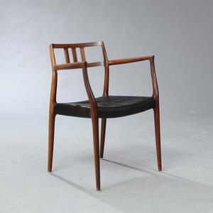 Niels O. Møller En armstol af palisander. Sæde betrukket med sort skind. Model 64. Formgivet 1966. Udført hos J. L. Møller, Højbjerg.