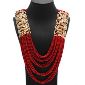 Perlehalskæde prydet med røde perler af agat og udskåret ben. L. ca. 74 cm.