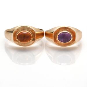 To ringe af 14 kt. guld prydet med henholdsvis cabochonslebet ametyst og rav. Str. 52 og 56. 2