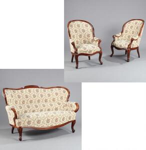 Nyrococo salon af mahogni, prydet med skæringer, bestående af sofa samt to armstole. 19. årh.s sidste halvdel. Sofa L. 147. 3