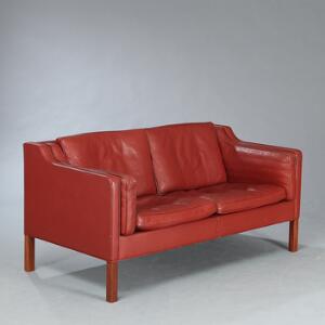 Børge Mogensen Fritstående to-pers. sofa opsat på ben af mahogni. Sider, ryg samt løse hynder betrukket med rødt farvet skind. Model 2212-84. L. 157.