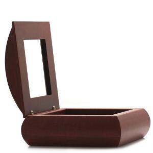 Morpier smykkeskrin af mahogni prydet med forsølvet metalplade og indvendig spejl. Måler ca. 16 x 16 cm.