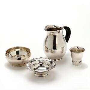 En lille samling korpus sølv og sterlingsølv. Danmark og England, 20. årh. Vægt 612 gr. H. 4,5-15 cm. 4