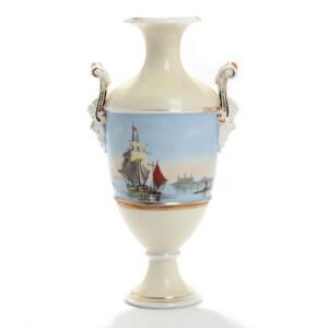 Vase af porcelæn, BG, dekoreret med talrige sejlskibe ud for Kronborg, hanke med maskeroner. 19. årh. H. 33.
