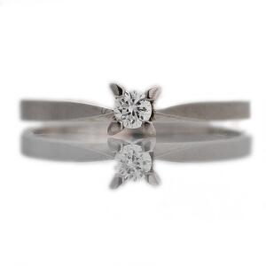 Diamantsolitairering af 14 kt. hvidguld prydet med brilliantslebet diamant på ca. 0.12 ct. Farve. Wesselton. Klarhed. VVS. Str. 53.