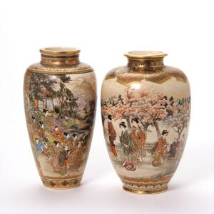 To japanske Satsuma vaser af fajance, dekorerede i farver og guld med personer. Meiji 1868-1912. H. 24 og 24,5 cm. 2