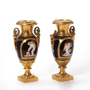 Et par prydvaser af porcelæn, dekoreret med kartouche heri Amor på Bleu de Roi grund med guld dekoration. 19. årh. H. 25 cm. 2