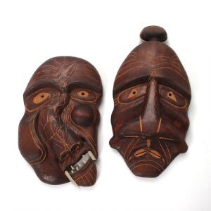 Jocum Sikemsen To grønlandske åndemasker mand og kone, af udskåret fyrretræ med inlæg af bentand. H. 25 og 32 cm. 2