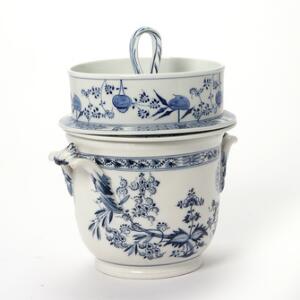 Løgmønster - ispotte med kasserolle og låg af porcelæn dekoereret i underglasur blå. Den kongelige Porcelainsfabrik, ca. 1800. H. 28 cm.