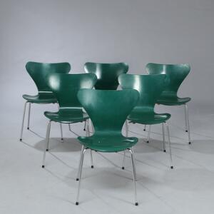 Arne Jacobsen Syveren. Sæt på seks spisestole med stel af forkromet stål. Sæde samt ryg af grønlakeret træ. Udført hos Fritz Hansen. 6