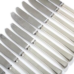 Evald Nielsen No. 32. 6 middagsknive og 6 frokostknive med skafter af sterlingsølv. 12