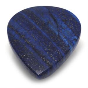 Dråbeformet cabochonslebet lapiz lazuli på ca. 862.65 ct. L. ca. 8 cm. B. ca. 6 cm.