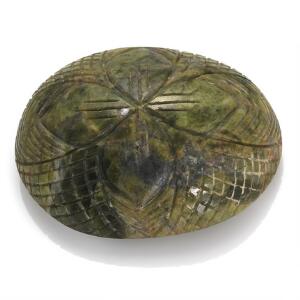 Udskåret grossular granat på ca. 1332.75 ct. L. ca. 8 cm. B. ca. 6,5 cm.